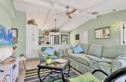 Southgate House | Gorgeous home with private garden - SOO close to beaches, downtown and shopping!
