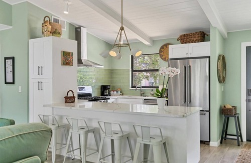 Southgate House | Gorgeous home with private garden - SOO close to beaches, downtown and shopping!