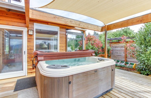 White Salmon House | Gorgeous home with private hot tub, Columbia River Gorge views & deck