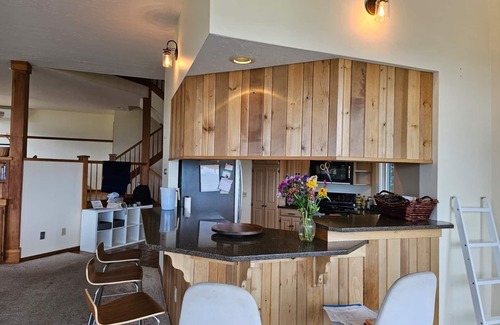 White River Junction House | Gorgeous house/Deck with 180 degree Panaromic views of Vermont's Green Mountains