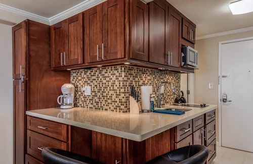 Waikiki Condo | Gorgeous Island Colony studio