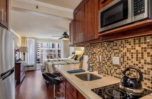 Waikiki Condo | Gorgeous Island Colony studio