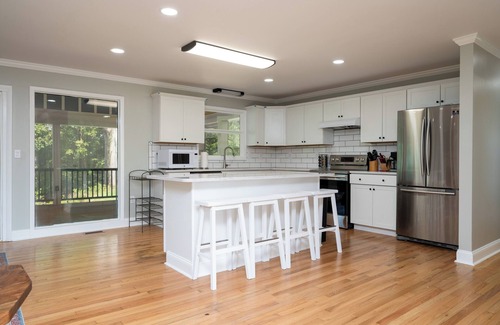 Kingsport House | Gorgeous Kingsport Lakehouse With Huge Two-Story Screened In Porch!