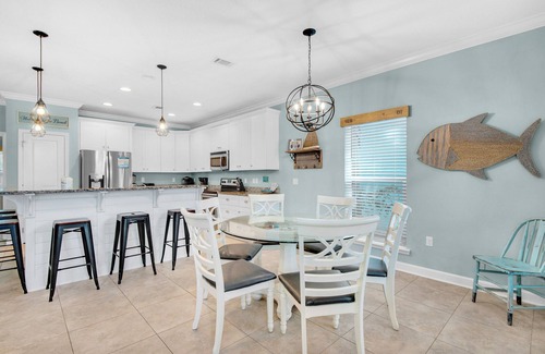 Villages of Crystal Beach House | ⭐Gorgeous Kitchen-Lagoon Pool-Hot Tub-Free Bch Trolley-4BR Coastal Retreat⭐