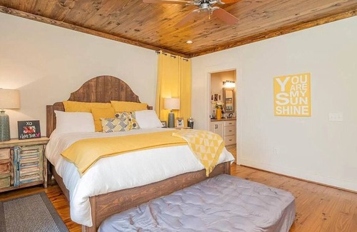 Jacksons' Gap House | Gorgeous Lake Front Home, Perfect for families!