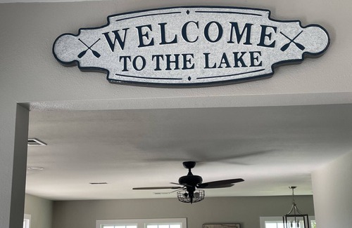 Granbury House | Gorgeous lake view cottage