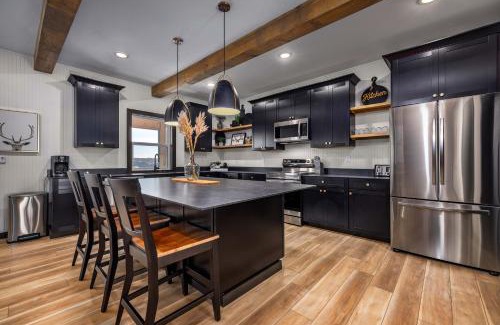 Kimberling City House | Gorgeous Lakefront Lodge with Free canoes, kayaks, pickleball, volleyball and much more!