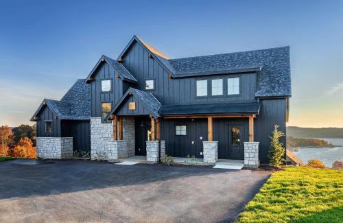 Kimberling City House | Gorgeous Lakefront Lodge with Free canoes, kayaks, pickleball, volleyball and much more!