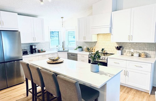 Silver Sands House | Gorgeous Lakefront Cottage, Private beach & Ice Fishing Shack🎣 45 min from Edm