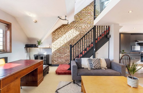Streatham Hill Apartment | Gorgeous light loft apartment + parking