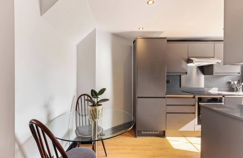 Streatham Hill Apartment | Gorgeous light loft apartment + parking
