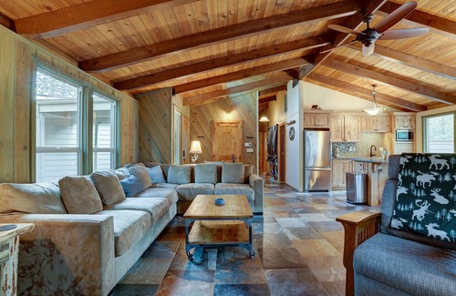 Overlook Park House | Gorgeous Lodge Style Remodel, Close to SHARC & Passes Included, Hot Tub, Bikes