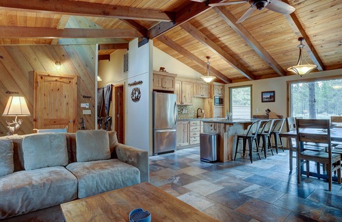 Overlook Park House | Gorgeous Lodge Style Remodel, Close to SHARC & Passes Included, Hot Tub, Bikes