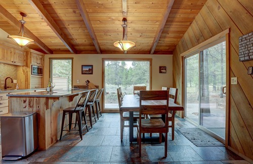 Overlook Park House | Gorgeous Lodge Style Remodel, Close to SHARC & Passes Included, Hot Tub, Bikes