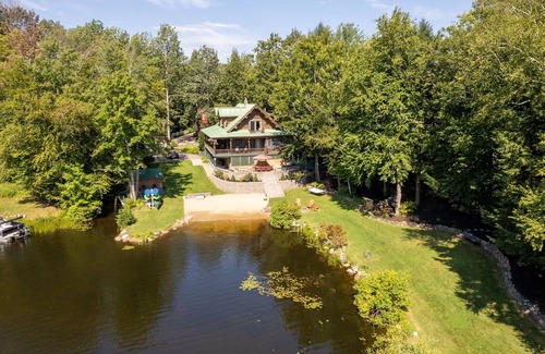Farmington House | GORGEOUS log home with hot tub and private beach on peaceful Baxter Lake in NH