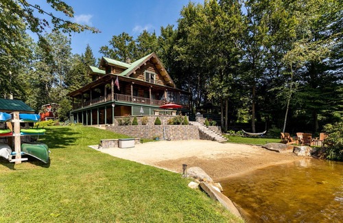 Farmington House | GORGEOUS log home with hot tub and private beach on peaceful Baxter Lake in NH
