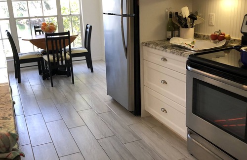 South Beach Condo | Gorgeous luxury cottage/condo with cozy vibes close to beach