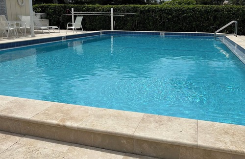 South Beach Condo | Gorgeous luxury cottage/condo with cozy vibes close to beach