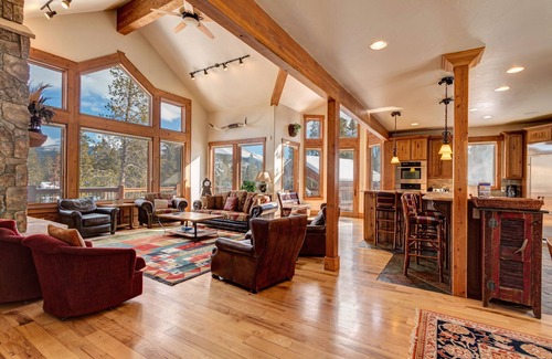 Warrior's Mark West House | GORGEOUS LUXURY HOME, VIEWS, SLEEP 16, SKI IN OUT HOT TUB. WALK TO TOWN.DISC