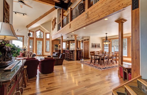 Warrior's Mark West House | GORGEOUS LUXURY HOME, VIEWS, SLEEP 16, SKI IN OUT HOT TUB. WALK TO TOWN.DISC