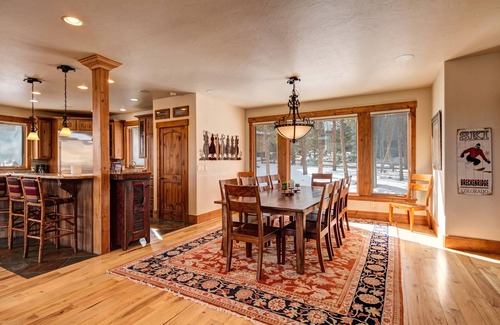 Warrior's Mark West House | GORGEOUS LUXURY HOME, VIEWS, SLEEP 16, SKI IN OUT HOT TUB. WALK TO TOWN.DISC