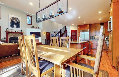 Mammoth Lakes House | Gorgeous Luxury Home on Golf Course! 2 Primary Suites, Hot Tub & Gas Grill