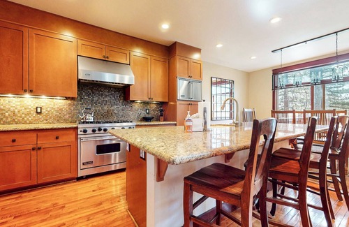 Mammoth Lakes House | Gorgeous Luxury Home on Golf Course! 2 Primary Suites, Hot Tub & Gas Grill
