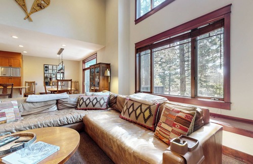 Mammoth Lakes House | Gorgeous Luxury Home on Golf Course! 2 Primary Suites, Hot Tub & Gas Grill