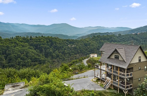 Chalet Village North Cabin | GORGEOUS Luxury VIEW Cabin! Theater & Game Room! Huge Decks! Fire Pits! Hot Tub!