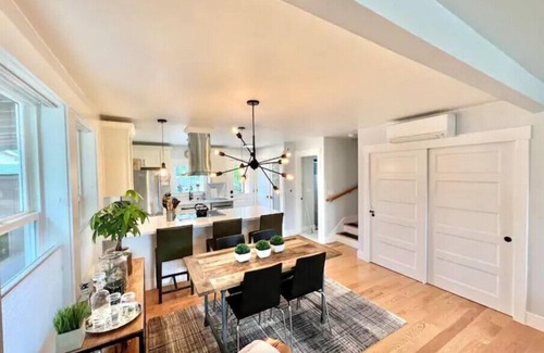 Squire Park House | Gorgeous Modern Capitol Hill/Central Home