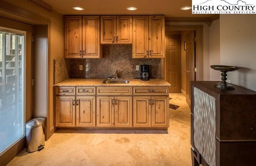 West Jefferson House | Gorgeous Mountain & New River View’s, Hot Tub, Fire Pit, Gas Grill, Elec Charger