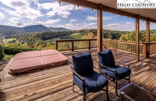 West Jefferson House | Gorgeous Mountain & New River View’s, Hot Tub, Fire Pit, Gas Grill, Elec Charger
