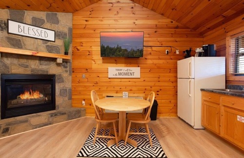 Gatlinburg - Pigeon Forge Cabin | Gorgeous Mountain Views/Hot Tub