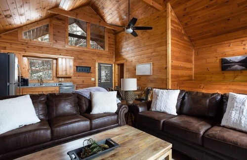 Gatlinburg Cabin | Gorgeous Mountain Views/Near Downtown Gatlinburg