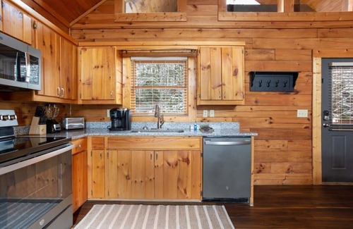 Gatlinburg Cabin | Gorgeous Mountain Views/Near Downtown Gatlinburg
