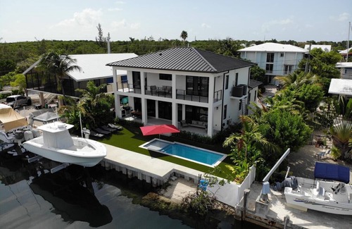 Venetian Shores House | Gorgeous newly constructed home in the exclusive neighborhood of Venetian Shores