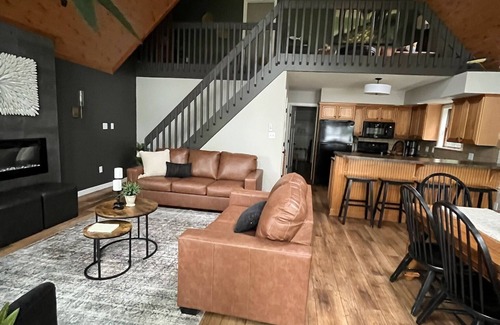 Drums Cabin | Gorgeous, newly removated 5-bedroom LAKEFRONT Lodge!