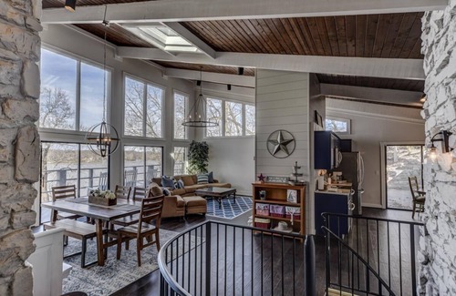 Green Hill House | GORGEOUS & Newly Renovated Lake House in Nashville with sunset views