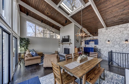 Green Hill House | GORGEOUS & Newly Renovated Lake House in Nashville with sunset views