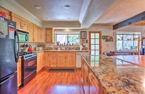Oakhurst House | Gorgeous Oakhurst Retreat w/Swimming Hole!