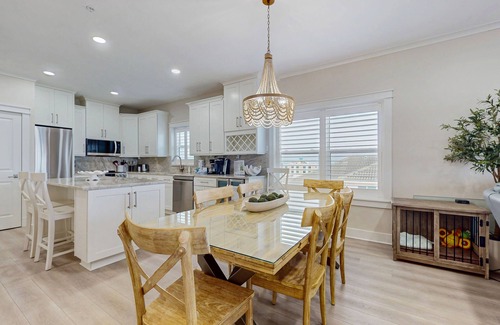 Fort Walton Beach Condo | Gorgeous ocean-view condo with beach access, pool, balcony & chef's kitchen