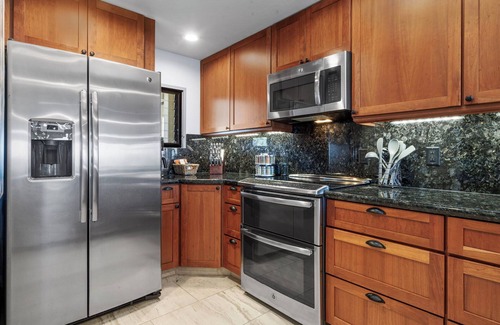 Kailua-Kona Condo | Gorgeous Oceanfront 2 Bed/2 Bath Condo with A/C at Kona Bali Kai Resort Unit 306
