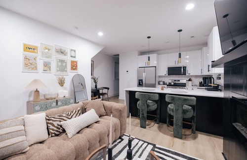 Woodlawn Condo | Gorgeous Parisian Retreat on University of Chicago Campus