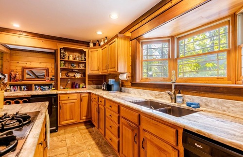 Ingles House | Gorgeous Private Spot on Claytor Lake! 4BR/S10