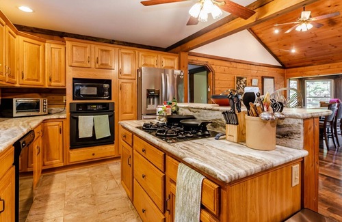 Ingles House | Gorgeous Private Spot on Claytor Lake! 4BR/S10