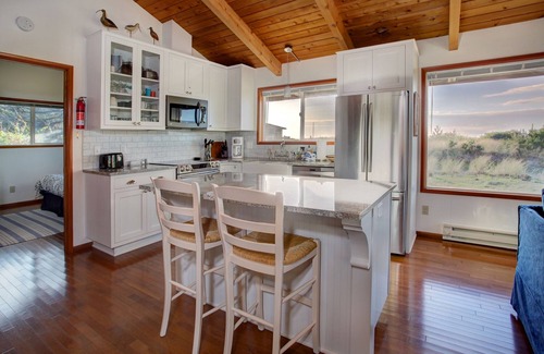 Manzanita House | Gorgeous Remodeled Home, Steps From The Beach