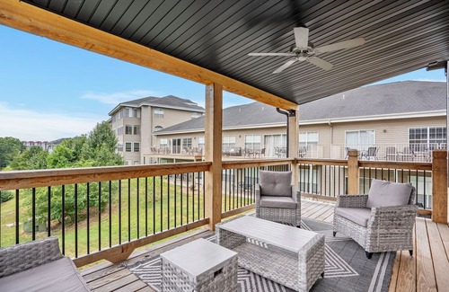 Branson House | Gorgeous Reunion Lodge with 2 Decks + Patio, Resrot Amenities, Ticket & Golf Deals!
