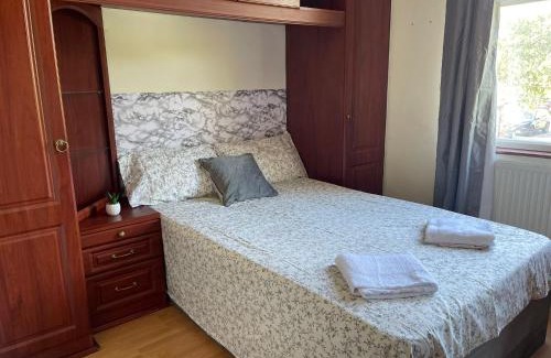 North Finchley House | Gorgeous Room In North London