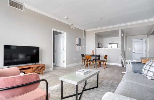 San Jose Apartment | Gorgeous Santana Row 2BR w/Gym & Pool, nr highways, by Blueground