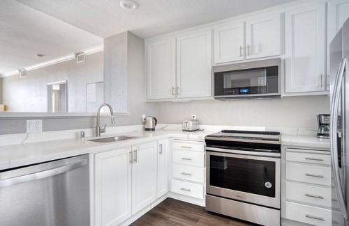 San Jose Apartment | Gorgeous Santana Row 2BR w/Gym & Pool, nr highways, by Blueground